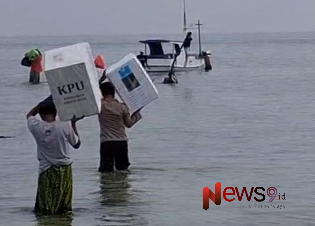 Foto: Proses pengawalan logistik itu terlihat dalam pendistribusian kotak suara dari sekretariat Pemungutan Suara (PPS) oleh anggota Polres Sumenep, @by_News9.id