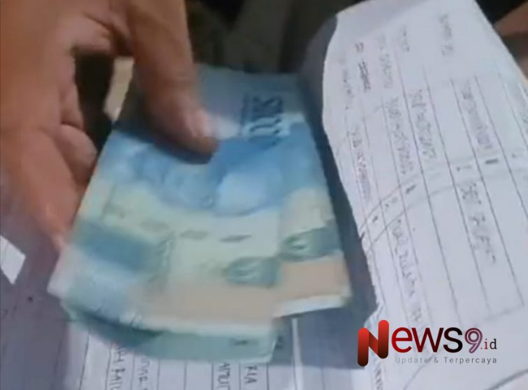 Foto: Barang bukti daftar nama warga dan uang yang turut diamankan, @by_News9.id