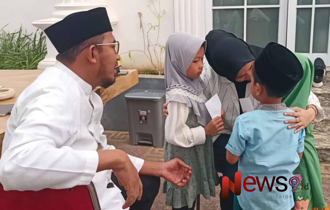 Foto: Calon Bupati Sumenep, Achmad Fauzi Wongsojudo dan istri bersama sejumlah anak yatim, @by_News9.id