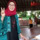 Foto: Calon Bupati Lumajang, Bunda Indah menunaikan hak pilihnya di TPS 14 Kelurahan Tompokersan, @by_News9.id