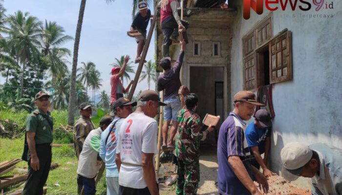 Bersama Warga Babinsa Koramil 0825/05 Kalibaru Perbaiki Rumah Korban Pohon Tumbang