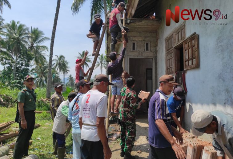 Foto: Babinsa Koramil 0825/05 Kalibaru Desa Kebonrejo, Serda Agus Muryadi, bersama Danramil 0825/05 Kalibaru, Kepala Desa, perangkat desa, dan warga, @by_News9.id