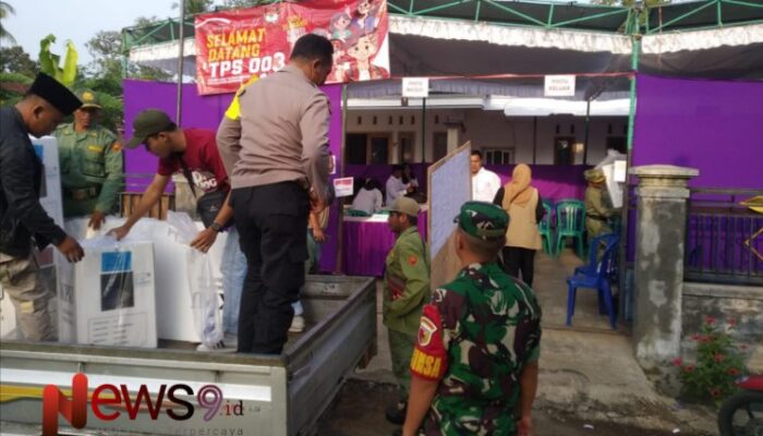 Babinsa dan Bhabinkamtibmas Sarikemuning Kawal Distribusi Kotak Suara ke TPS