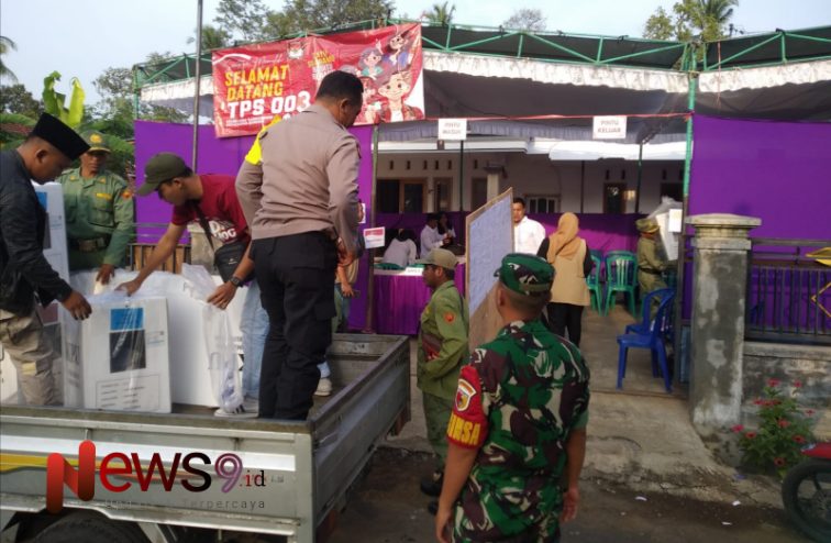 Foto: Polsek Senduro mengawal pendistribusian kotak suara, @by_News9.id