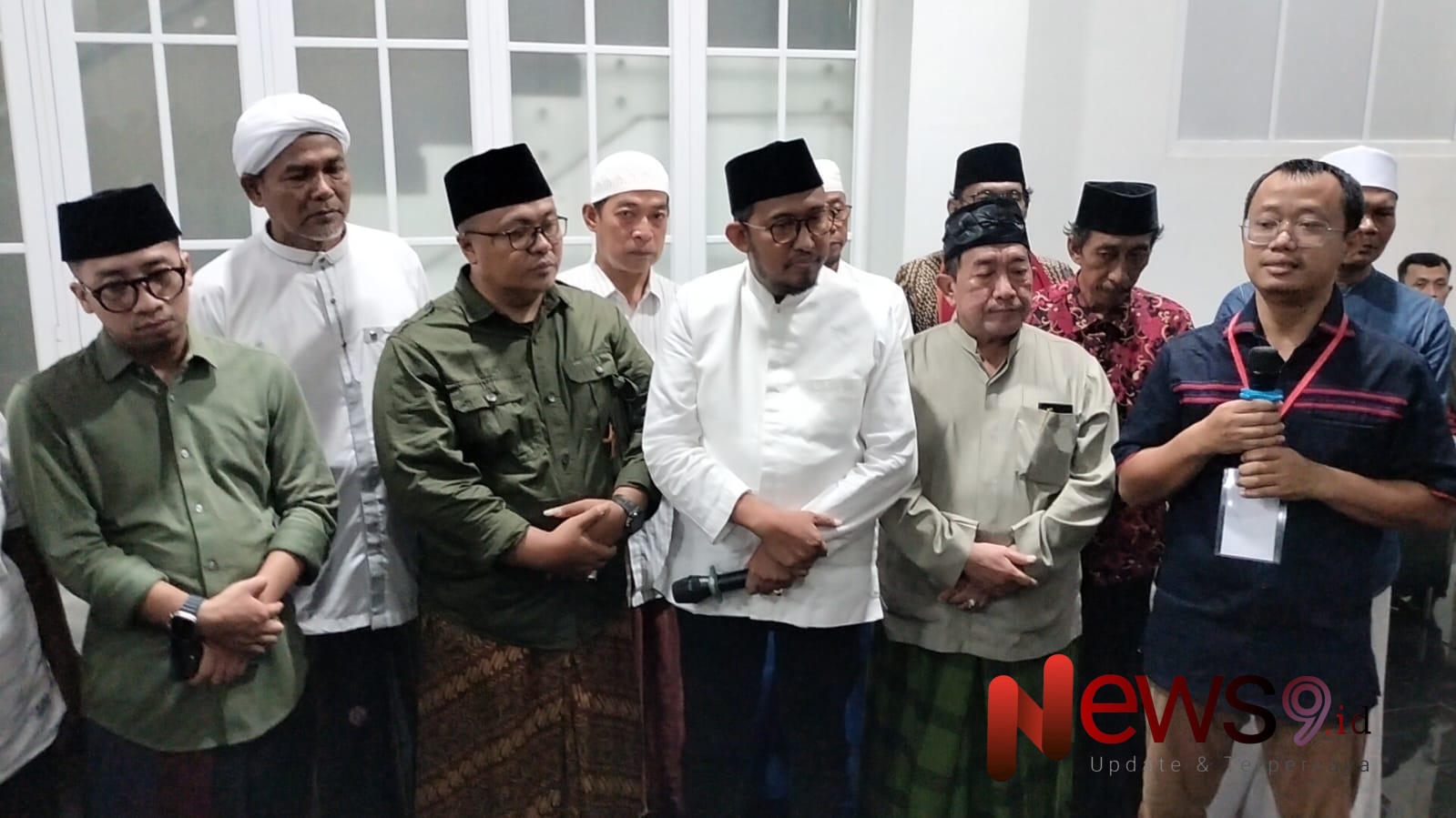 Foto: Direktur Lembaga Survei Terukur FAHAM, A. Hasan Ubaidi, bersama pasangan calon Bupati dan Wakil Bupati Sumenep, Fauzi-Imam Hasyim (FAHAM), saat menggelar konferensi pers. @by_News9.id