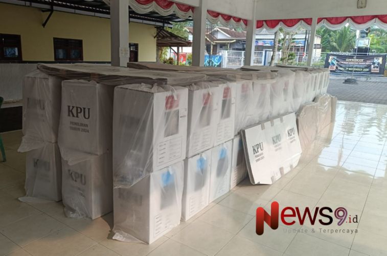 Foto: Kotak suara pilkada 2024 dalam pengamanan pihak TNI dan Polri di balai desa jambewangi. @by_News9.id