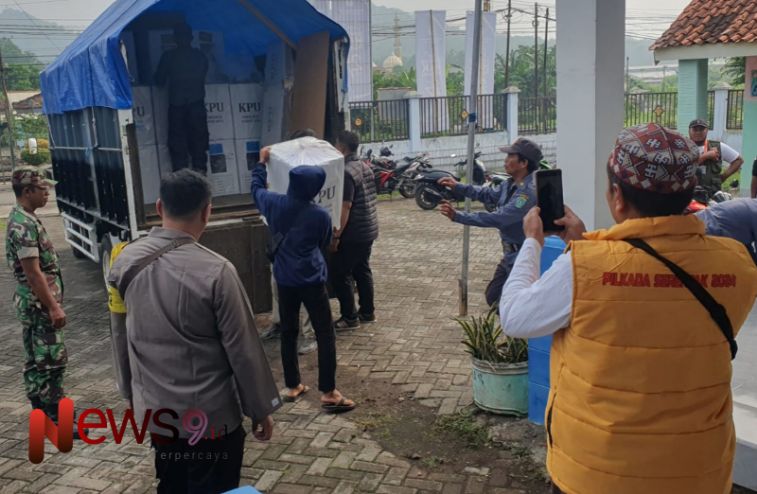 Foto: Pelaksanaan pergeseran Logistik Pilkada 2024 dari PPS Desa Mlawang ke PPK Kecamatan Klakah, @by_News9.id