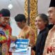 Foto: Sejumlah seniman dari berbagai aliran seni dan budayawan di Kabupaten Sumenep saat menerima penghargaan dari Bupati Fauzi, @by_News9.id