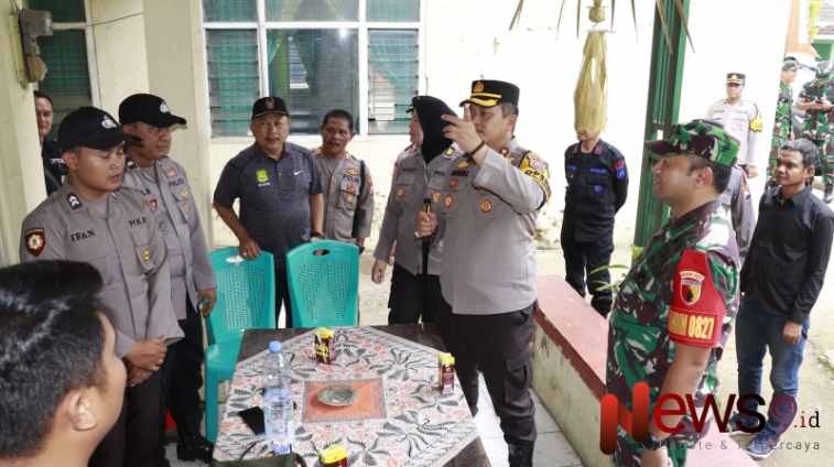 Foto: Kapolres Sumenep AKBP Henri Noveri Santoso, bersama Dandim 0827 Sumenep Letkol Inf Yoyok Wahyudi, saat melakukan pengecekan langsung ke gudang logistik, @by_News9.id