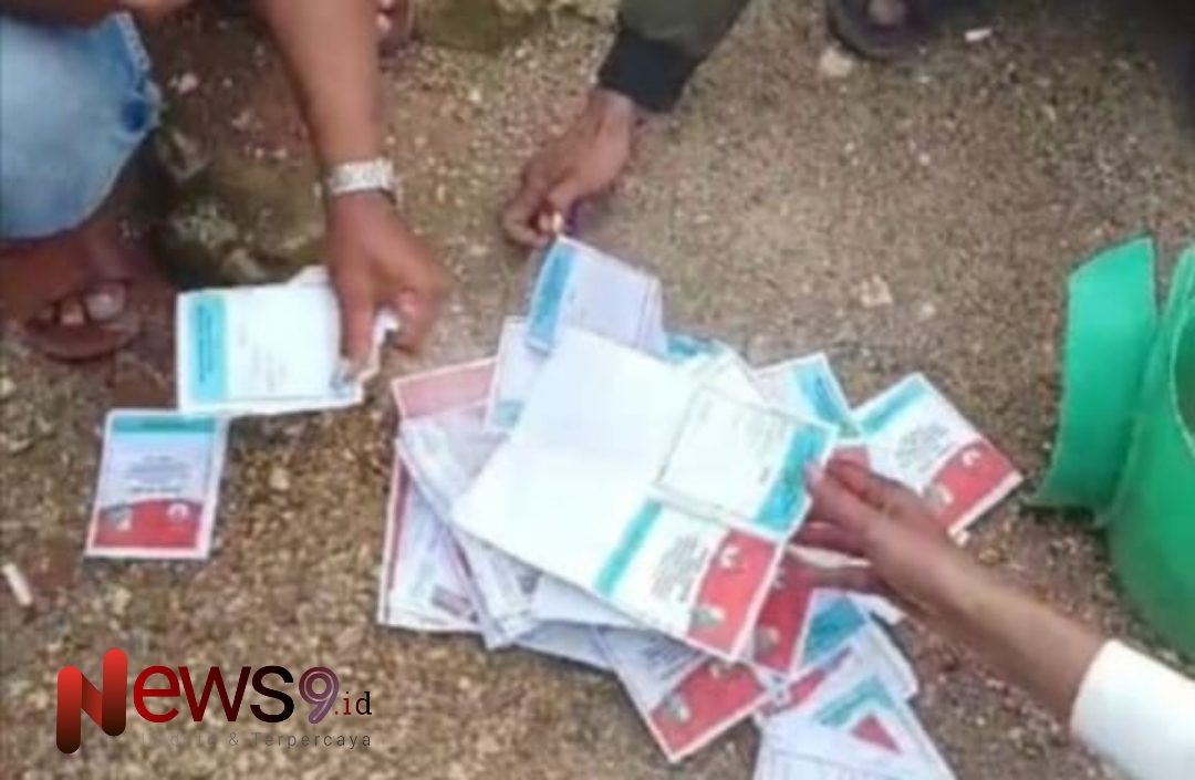 Foto: Aksi pembakaran Surat Suara (SS) Pilkada serentak 2024 di salah satu Tempat Pemungutan Suara (TPS), @by_News9.id