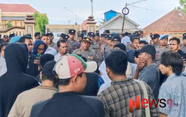 Foto: Gerakan Revolusioner Mahasiswa Sumenep (GERMA) saat menggelar aksi di Mapolres Sumenep, @by_News9.id