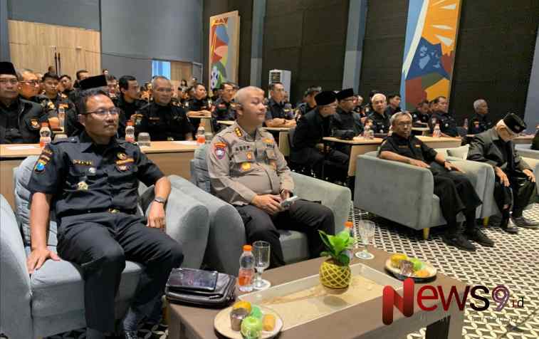 Foto: Dirbinmas Polda Jatim Kombes Pol Asep Irfan Rosadi tekankan Kader muda senkom Mitra Polri harus cerdas dan cekatan, @by_News9.id