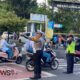 Foto: Kasat Lantas mengatur lalu lintas dan membantu para pelajar menyeberang jalan, @by_News9.id