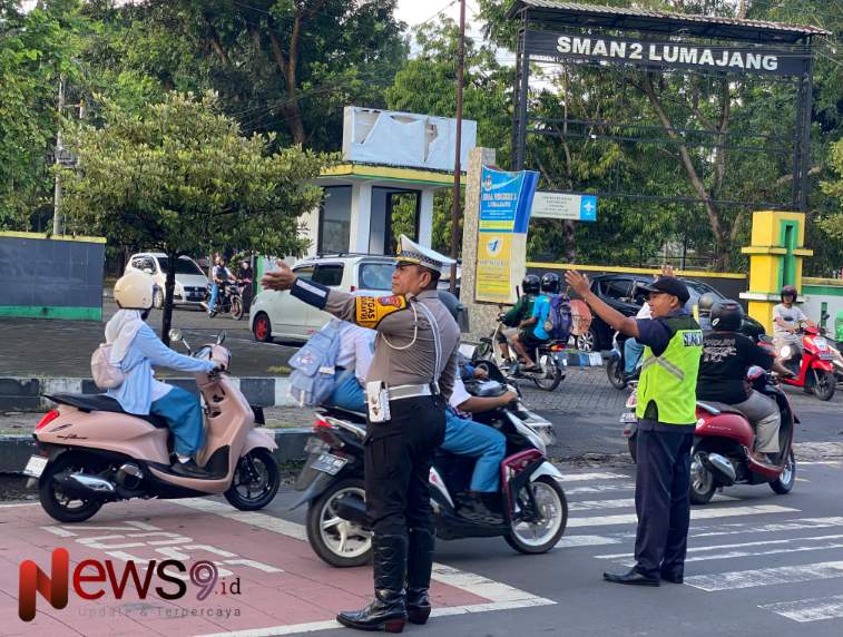 Foto: Kasat Lantas mengatur lalu lintas dan membantu para pelajar menyeberang jalan, @by_News9.id