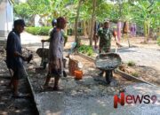 Sinergi TNI dan Masyarakat: Babinsa Sukosari Kawal Pembangunan Jalan Dusun Sukosari Barat