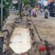 Foto: Pekerjaan proyek drainase "Tanpa Papan Informasi Proyek" milik Bina Marga Provinsi Jatim, di ruas jalan semeru, Ds. Purwosono, Kec. Sumbersuko, Kab. Lumajang, @by_News9.id