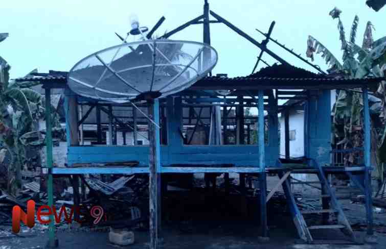 Foto: Rumah panggung milik Aminah, warga Pagerungan Besar, Kecamatan Sapeken yang terbakar, @by_News9.id