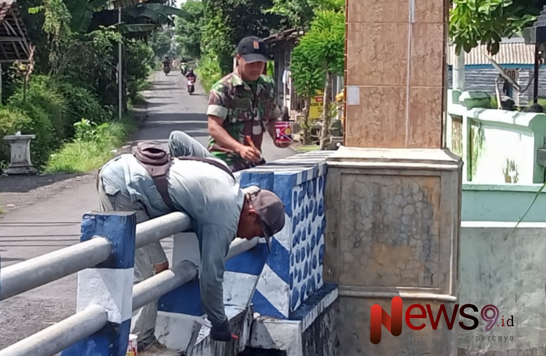 Foto: Bersama Dinas Pekerjaan Umum (PU) dan warga Dusun Magersari melaksanakan kegiatan kerja bakti pengecatan jembatan, @by_News9.id