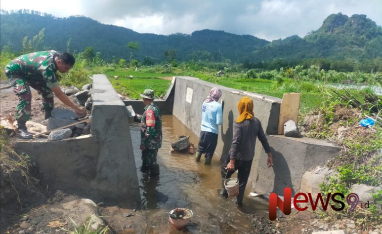 Foto: Karya bakti lanjutan pada tahap akhir pembangunan saluran irigasi, @by_News9.id
