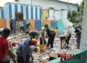 Babinsa Karanganom Ikut Kerja Bakti Pembongkaran Kantor Desa Demi Percepatan Renovasi