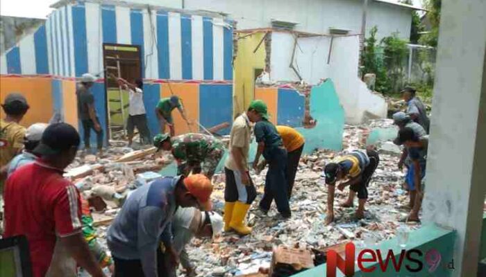 Babinsa Karanganom Ikut Kerja Bakti Pembongkaran Kantor Desa Demi Percepatan Renovasi