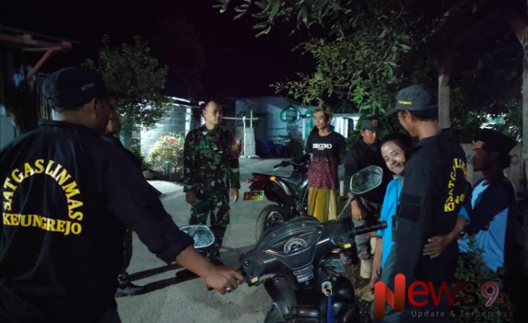 Foto: Patroli gabungan sambang Poskamling di Dusun Pondok Kobong, @by_News9.id
