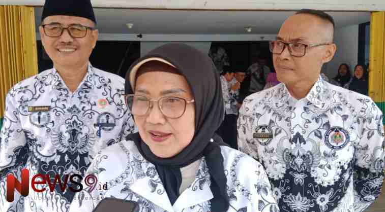 Foto: PJ Bupati, Indah Wahyuni didampingi Ketua PGRI Kisnanto (kiri) dan Kepala Dinas Pendidikan Kabupaten Lumajang Yudha Nugraha, @by_News9.id