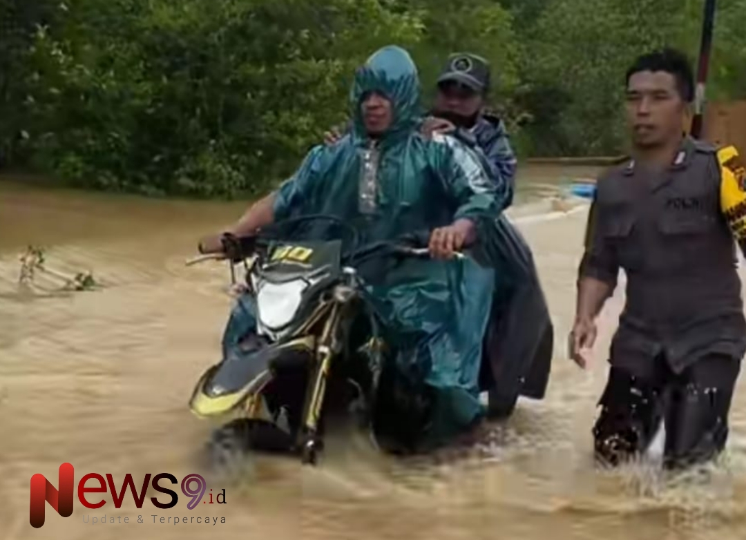 Foto: Anggota Kepolisian Sektor (Polsek) Arjasa langsung bergerak ke lokasi untuk membantu warga, @by_News9.id