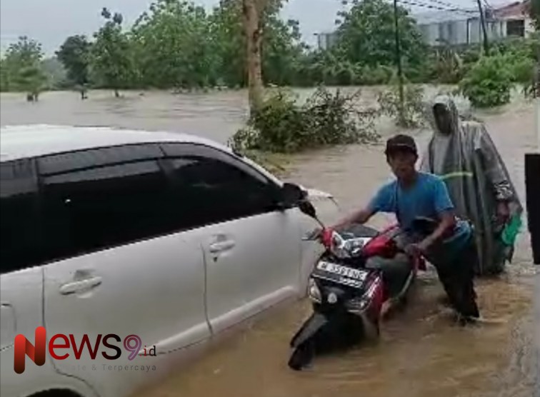 Foto: Banjir ini menyebabkan jalan utama lumpuh total, @by_News9.id
