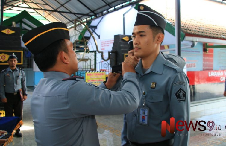 Foto: Pelantikan dan penyematan tanda pangkat dipimpin langsung oleh Kepala Lapas Banyuwangi Agus Wahono, @by_News9.id