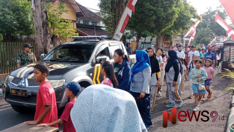 Foto: Suasana jalan santai memperingati Harjalu ke 769 di Kelurahan Citroduwangsan, Lumajang, @by_News9.id