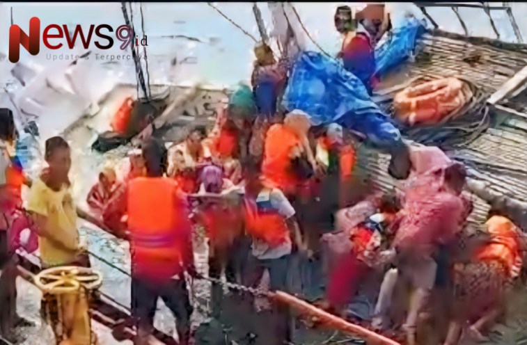Foto: Detik-detik Kapal Motor (KM) Fajar Lorena Sari yang berlayar dari Pulau Sapudi menuju Situbondo tenggelam di perairan Jangkar, @by_News9.id