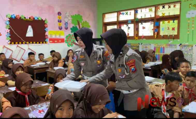 Foto: Anggota Polres Sumenep melaksanakan kegiatan Program Makanan Bergizi di SDN Marengan 1, Kecamatan Kalianget. @by_News9.id