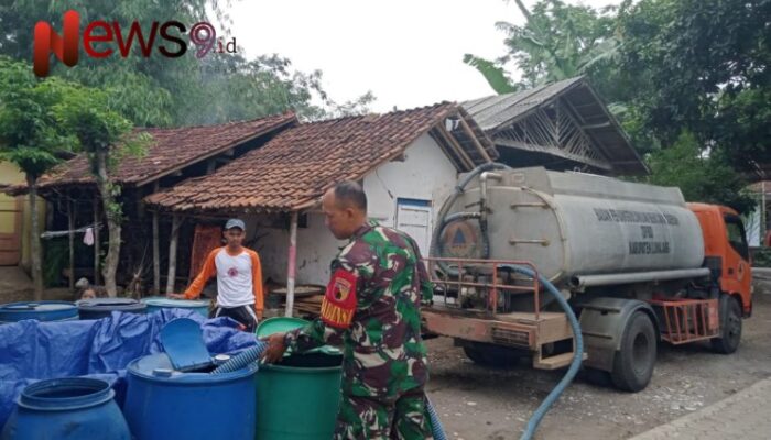 Babinsa Jenggrong Dampingi Penyuplaian Air Bersih ke Warga Dusun Gemuling