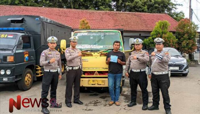 Satlantas Polres Lumajang Ambil Langkah Tegas, Tilang Sopir Truk Oleng di Jalan