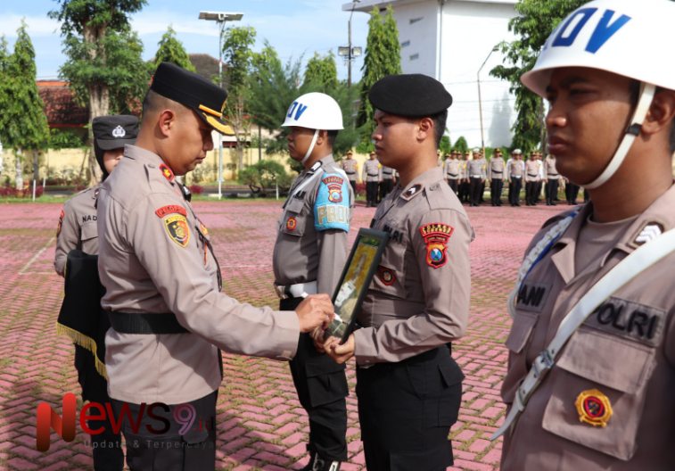 Wakapolres Sumenep saat upacara pemecatan atau Pemberhentian Tidak Dengan Hormat (PTDH) terhadap satu oknum polisi, @by_News9.id