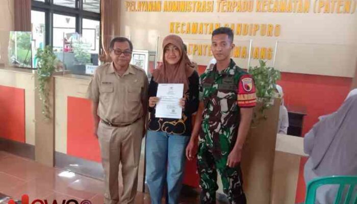 Hari Juang TNI AD dan HUT Kodam V Brawijaya, Babinsa Kloposawit Laksankan Pendampingan Pembuatan Akta Kelahiran Gratis