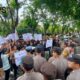 Foto: Aliansi Badan Eksekutif Mahasiswa Kabupaten Sumenep (BEMSU) menggelar aksi unjuk rasa di depan Mapolres, @by_News9.id