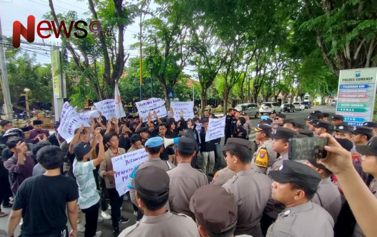 Foto: Aliansi Badan Eksekutif Mahasiswa Kabupaten Sumenep (BEMSU) menggelar aksi unjuk rasa di depan Mapolres, @by_News9.id