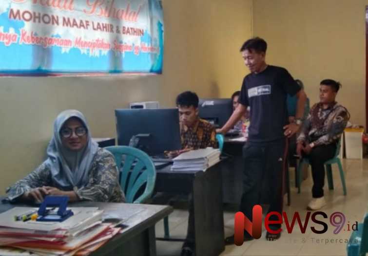 Foto: Pejabat (PJ) Desa Pamolokan, Ahmad Sayadi, saat mengecek pelayanan di kantor balai Desa Pamolokan, @by_News9.id