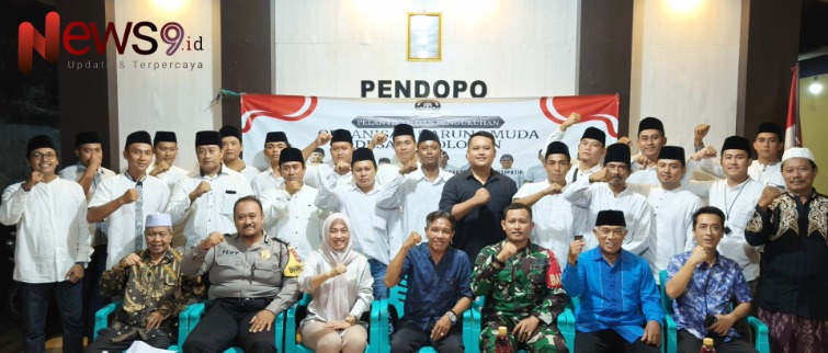 Foto: Pemerintah Desa, bersama pengurus Taruna Muda dan babinsa, babhinkamtibmas serta tokoh agama dan masyarakat Pamolokan. @by_News9.id