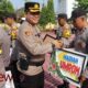 Foto: Kapolres Sumenep saat memberikan penghargaan kepada anggota berprestasi, @by_News9.id