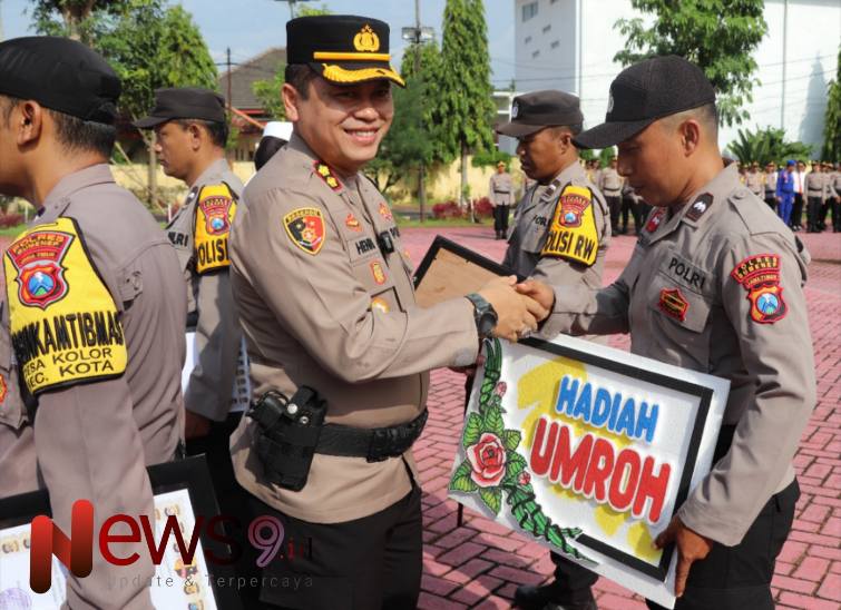 Foto: Kapolres Sumenep saat memberikan penghargaan kepada anggota berprestasi, @by_News9.id