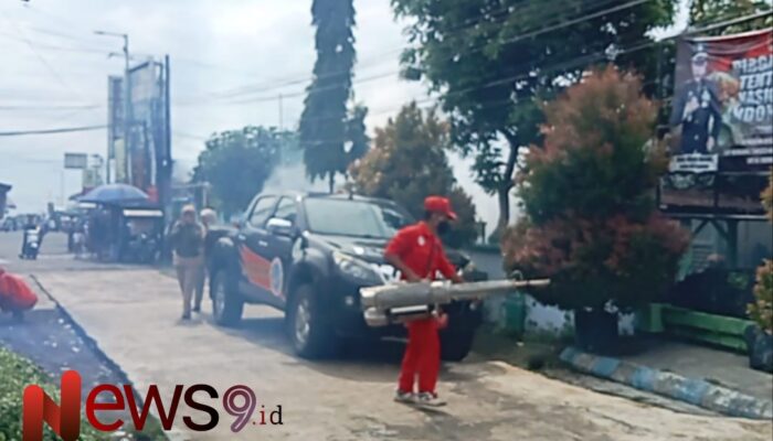 Pendampingan Fogging: Babinsa Dampingi Dinkes Lumajang Antisipasi DBD di Desa Senduro