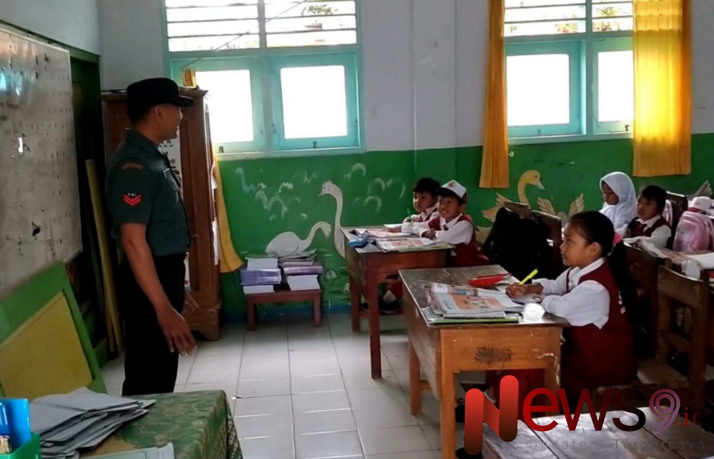 Foto: Babinsa Dadapan Berikan Wawasan Kebangsaan kepada Siswa SDN 01 Dadapan, @by_News9.id