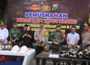 Polres Lumajang Tegas! Ribuan Miras dan Knalpot Brong Dimusnahkan