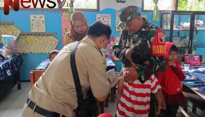 Kepedulian Babinsa Ranuyoso, Dampingi Kegiatan Pelayanan Imunisasi di SDN Ranuyoso 03