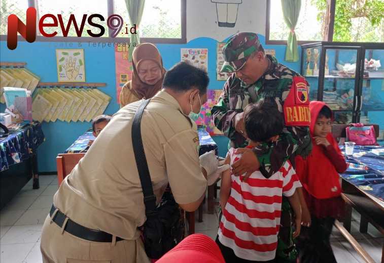 Foto: Pendampingan dalam kegiatan imunisasi siswa SDN Ranuyoso 03, @by_News9.id