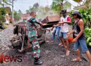 Pererat Kebersamaan, Babinsa Sumberwuluh Ikut Kerja Bakti Pembangunan Jalan