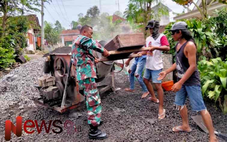 Foto: Bersama warga melaksanakan kegiatan kerja bakti pengecoran jalan di Dusun Krajan RT 003 RW 001, Desa Sumberwuluh, @by_News9.id